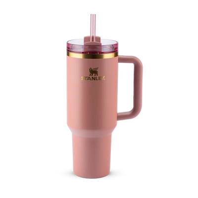 Copo Quencher Stanley 1,18L rosa com alça e tampa FlowState para hidratação prática e estilosa, ideal para academia e viagens.