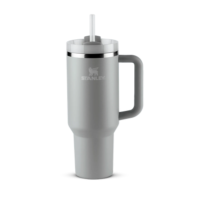 Copo Quencher Stanley 1,18L em cinza com alça ergonômica e tampa FlowState para hidratação prática e estilosa.