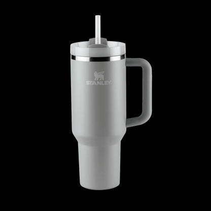 Copo Quencher Stanley 1,18L em cinza com alça ergonômica e tampa FlowState para hidratação prática e estilosa.