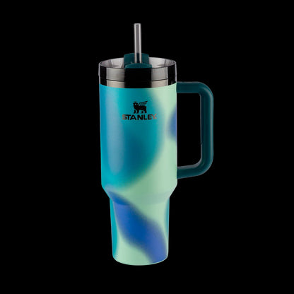 Copo Quencher Stanley 1,18L com design ergonômico e tampa FlowState em fundo preto elegante.