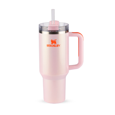 Copo Quencher Stanley 1,18L rosa com alça ergonômica e tampa FlowState para diferentes modos de uso, ideal para hidratação diária.