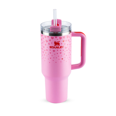 Copo Quencher Stanley 1,18L cor-de-rosa com estampa de corações, alça ergonômica e tampa com canudo.