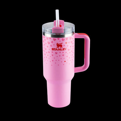 Copo Quencher Stanley 1,18L cor-de-rosa com estampa de corações, alça ergonômica e tampa com canudo.