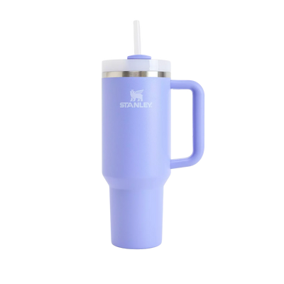 Copo Quencher Stanley 1,18L em azul com alça ergonômica e tampa FlowState, ideal para hidratação no dia a dia.
