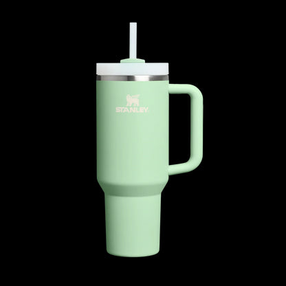 Copo Quencher Stanley 1,18L verde com alça ergonômica e canudo, ideal para hidratação diária com estilo e praticidade.