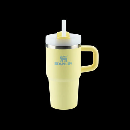 Copo Quencher com alça Stanley | 591ml em amarelo com canudo reutilizável, ideal para manter bebidas geladas por até 8 horas.