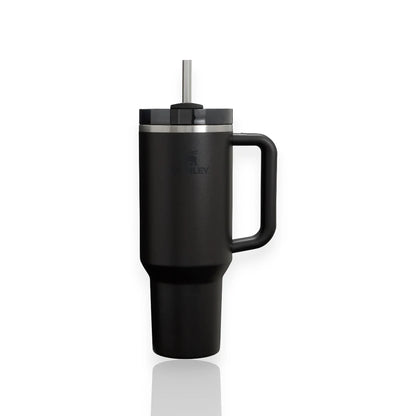 Copo Quencher Stanley 1,18L preto com alça e tampa FlowState, ideal para academia, escritório e viagens. Design ergonômico e prático.