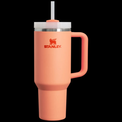 Copo Quencher Stanley 1,18L coral com alça e canudo, ideal para hidratação prática com tampa FlowState e design icônico.