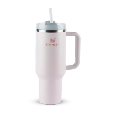 Copo Quencher Stanley 1,18L em rosa com alça ergonômica e tampa FlowState em fundo preto.