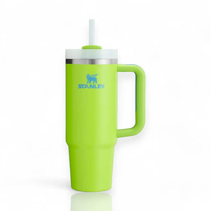 Copo Quencher Stanley 887ml verde com alça ergonômica e isolamento térmico para manter bebidas geladas por até 40 horas.