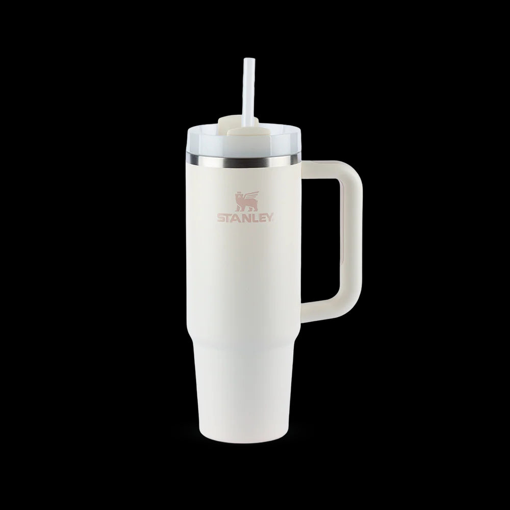 Copo Quencher Stanley 887ml branco com tampa e canudo, isolado a vácuo, ideal para manter bebidas geladas por até 40 horas.