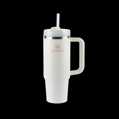 Copo Quencher Stanley 887ml branco com tampa e canudo, isolado a vácuo, ideal para manter bebidas geladas por até 40 horas.