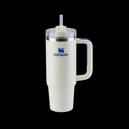 Copo Quencher Stanley 887ml, copo térmico com alça ergonômica e isolamento a vácuo, preserva bebidas geladas por 9 a 40 horas.