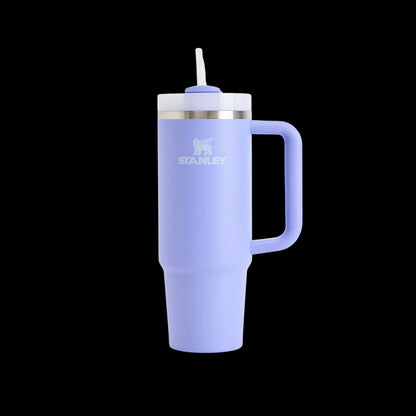 Copo Quencher Stanley 887ml térmico com alça ergonômica e isolamento a vácuo, cor lavanda, sobre fundo preto.