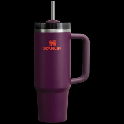 Copo Quencher Stanley 887ml roxo com alça ergonômica e isolamento a vácuo, ideal para bebidas geladas por até 40 horas.