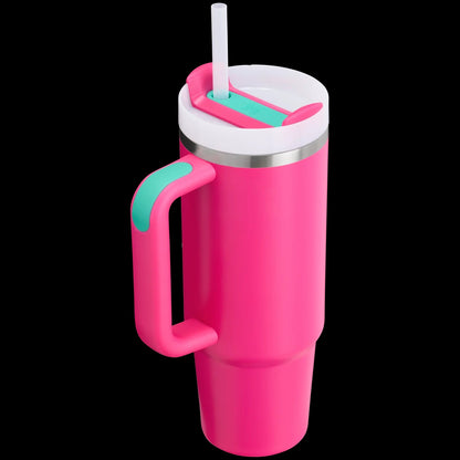 Copo Quencher Stanley 887ml rosa com alça ergonômica e tampa de 3 posições para manter bebidas geladas por até 40 horas.