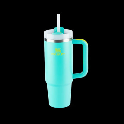 Copo Quencher Stanley 887ml em cor vibrante com alça ergonômica, perfeito para hidratação em qualquer ocasião.