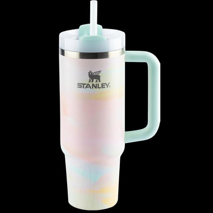 Copo Quencher Stanley 887ml com alça ergonômica e tampa de 3 posições, isolamento térmico, fundo preto, design moderno.