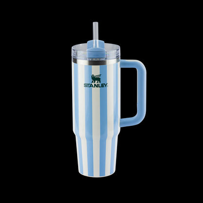 Copo Quencher Stanley 887ml azul com listras, alça ergonômica, ideal para bebidas geladas, mantém por até 40 horas.