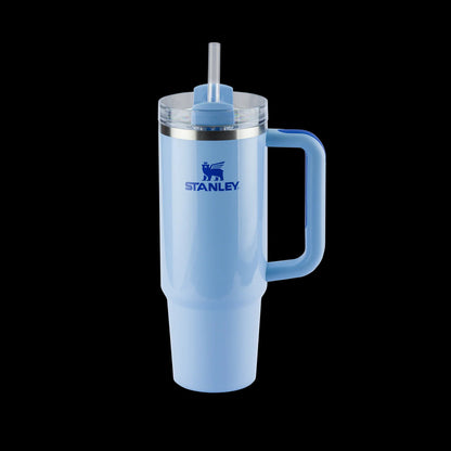 Copo Quencher Stanley 887ml em azul com alça ergonômica, ideal para manter bebidas geladas. Ícone de design e funcionalidade térmica.