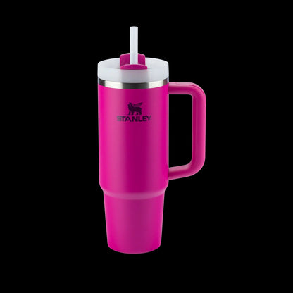 Copo Quencher Stanley 887ml térmico rosa, com alça ergonômica e tampa de 3 posições para manter bebidas geladas por até 40 horas.