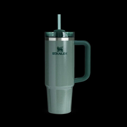 Copo Quencher Stanley 887ml com isolamento térmico a vácuo, alça ergonômica e tampa de 3 posições, ideal para bebidas geladas.
