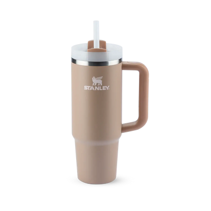 Copo Quencher Stanley 887ml com alça ergonômica e tampa multifuncional, cor neutra, mantém bebidas frias até 40 horas.