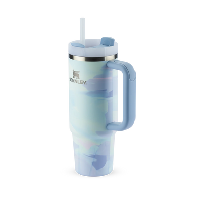 Copo Quencher Stanley 887ml azul com alça ergonômica e tampa de 3 posições, ideal para manter bebidas geladas por até 40 horas.