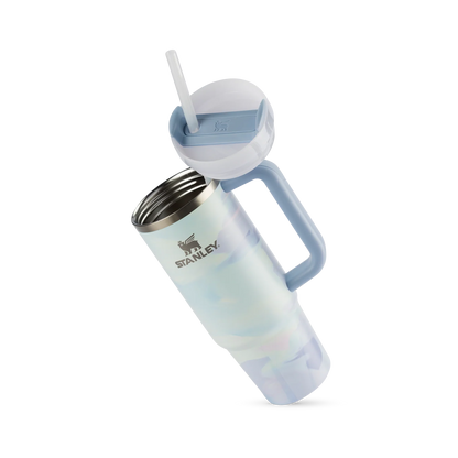 Copo Quencher Stanley 887ml com alça ergonômica e tampa funcional, ideal para manter bebidas geladas por até 40 horas.