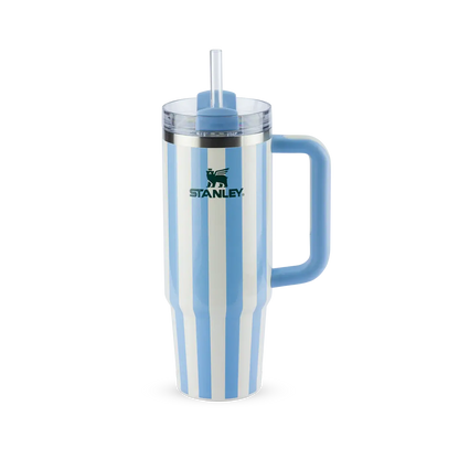 Copo Quencher Stanley 887ml em azul e branco com alça ergonômica para hidratação eficiente e moderna.