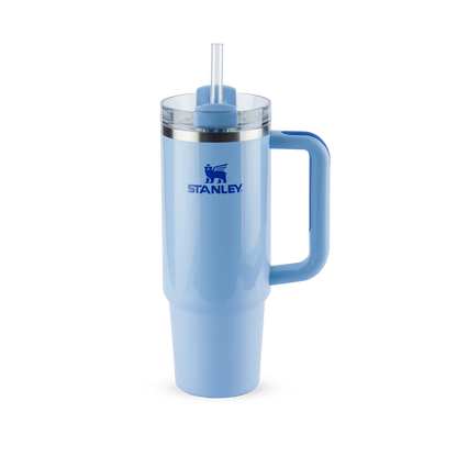 Copo Quencher Stanley 887ml azul com alça ergonômica e tampa de 3 posições, ideal para manter a bebida gelada por até 40 horas.