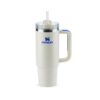 Copo Quencher Stanley 887ml com alça ergonômica, isolação térmica e capacidade para 40h de gelado. Ideal para hidratação moderna.