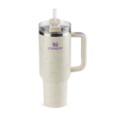 Copo Quencher Stanley 1,18L em cor creme com alça e tampa versátil, ideal para hidratação no dia a dia, academia e viagens.