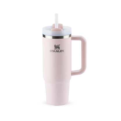 Copo Quencher Stanley 887ml em cor rosa com alça e tampa de 3 posições, ideal para manter bebidas geladas por horas.