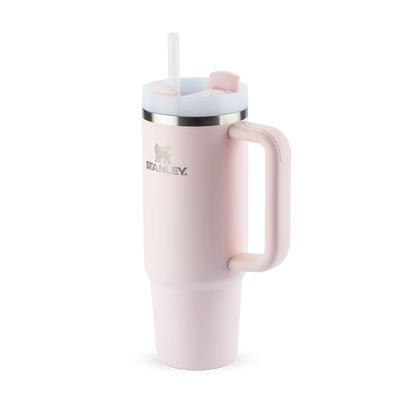 Copo Quencher Stanley 887ml rosa com alça ergonômica e tampa de 3 posições, mantém a bebida gelada por até 40 horas.