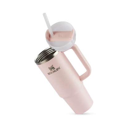Copo Quencher Stanley 887ml em rosa com alça ergonômica e tampa funcional, mantém bebidas geladas por até 40 horas.