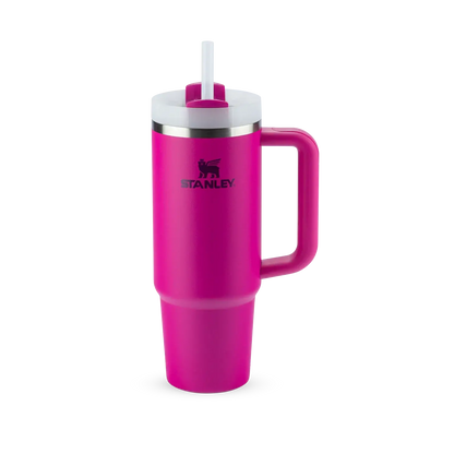 Copo Quencher Stanley 887ml rosa com alça ergonômica e tampa de 3 posições, ideal para manter bebidas geladas até 40 horas.