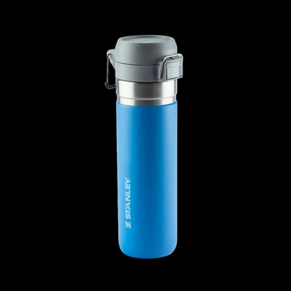 Garrafa Térmica Quick Flip Stanley - 710ml, azul, com isolamento a vácuo e tampa segura contra vazamentos.