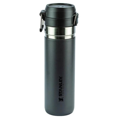 Garrafa Térmica Quick Flip Stanley - 710ml preta com tampa de segurança, ideal para manter bebidas geladas por até 40 horas.