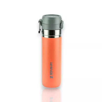 Garrafa Térmica Quick Flip Stanley - 710ml em laranja com tampa cinza, isolamento térmico de alta performance para bebidas geladas longe de casa.
