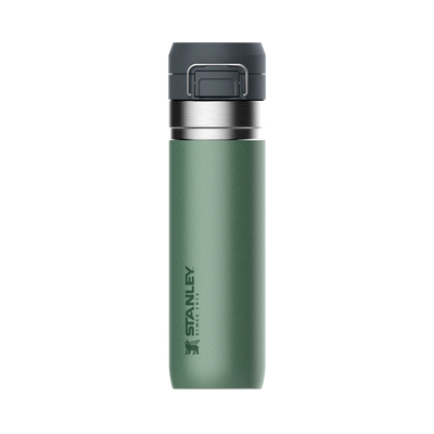 Garrafa Térmica Quick Flip Stanley - 710ml em verde com tampa de segurança, isolante a vácuo para líquidos frios, ideal para transporte.