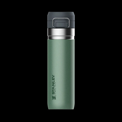 Garrafa Térmica Quick Flip Stanley - 710ml em verde com tampa de segurança, isolante a vácuo para líquidos frios, ideal para transporte.