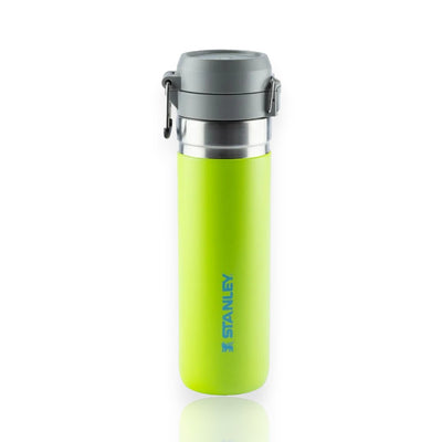 Garrafa Térmica Quick Flip Stanley - 710ml em verde com isolamento a vácuo. Mantém líquidos frios até 12 horas. Tampa com trava.