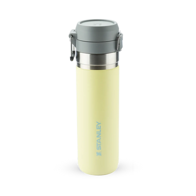 Garrafa Térmica Quick Flip Stanley - 710ml com isolamento térmico superior e tampa de segurança, cor amarelo claro, em fundo preto.