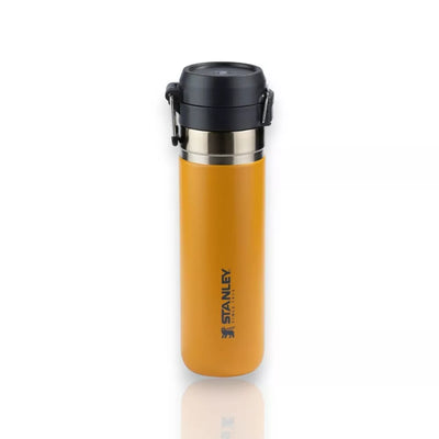 Garrafa Térmica Quick Flip Stanley - 710ml amarela com tampa preta e isolamento a vácuo para manter bebidas geladas.