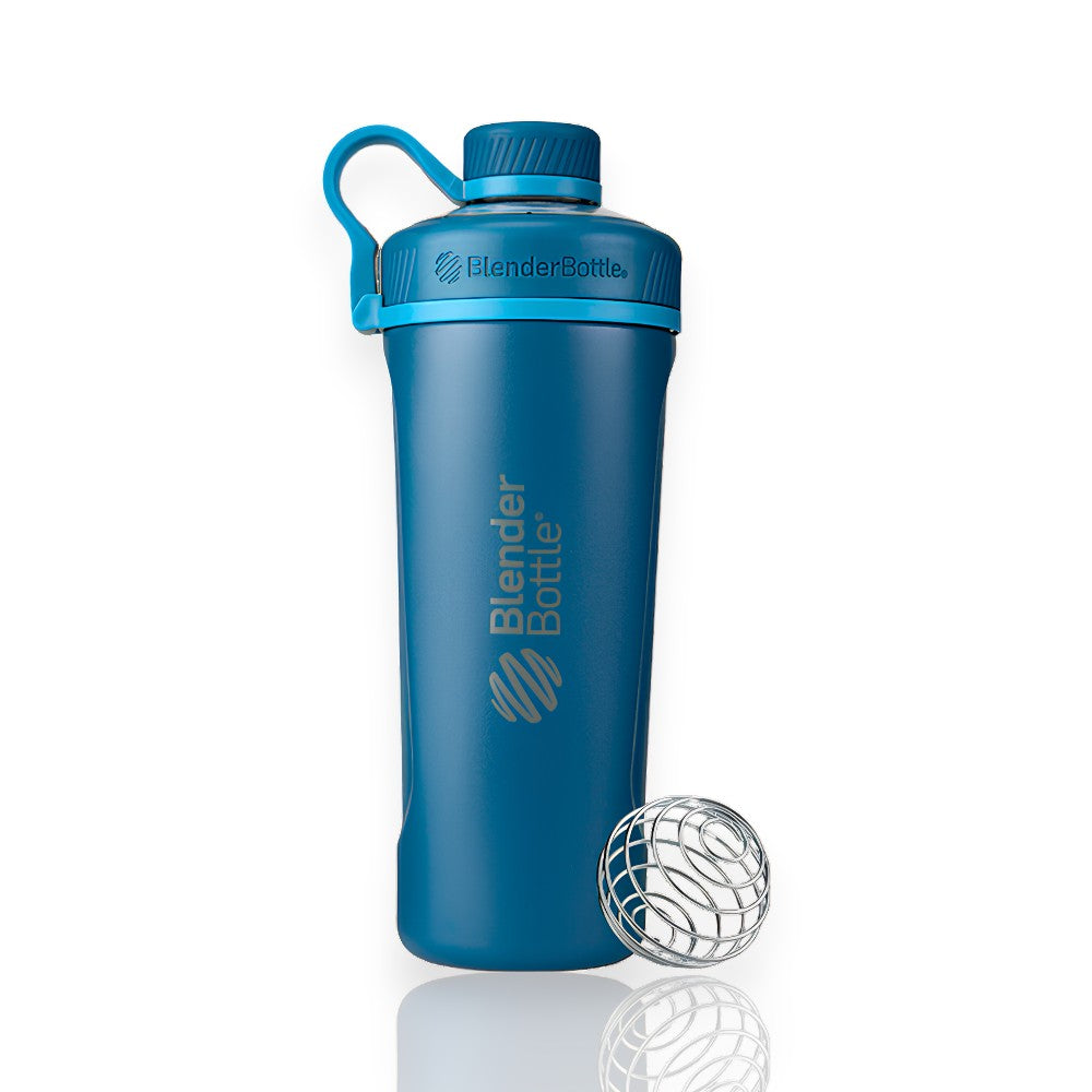 Coqueteleira Blender Bottle Radian 770ml azul com tampa e misturador metálico, ideal para atletas que buscam qualidade e praticidade.