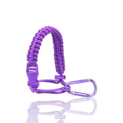 Alça de Mão Paracord roxa para garrafas térmicas, proporcionando conforto e segurança em atividades urbanas e ao ar livre.