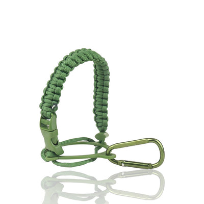 Alça de Mão Paracord verde com mosquetão para garrafas térmicas, destacando conforto e estilo no transporte urbano e atividades.