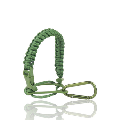Alça de Mão Paracord verde com mosquetão para garrafas térmicas, destacando conforto e estilo no transporte urbano e atividades.
