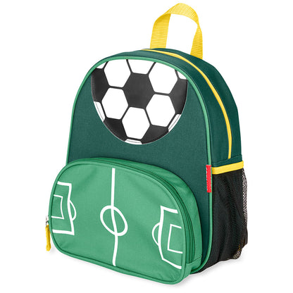 Mochila Infantil Spark Skip Hop verde com design de futebol, compartimento espaçoso, detalhes exclusivos 3D e alças ajustáveis.